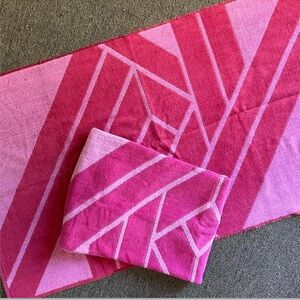 Vintage modern pink print towels 80s bath towel set